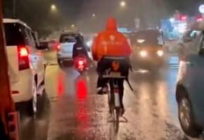 swiggy delivery boy on cycle in rain video viral on social media marathi news update Viral Video : 'हम होंगे कामयाब...', स्विगी डिलिव्हरी बॉयचा व्हिडीओ व्हायरल, मेहनत पाहून नेटकरीही भारावले
