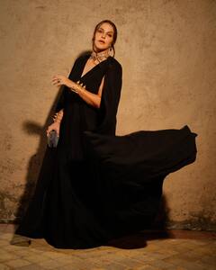 Neha Dhupia ने गर्व से फ्लॉन्ट किए अपने ग्रे हेयर, गॉर्जियस लुक में मजेदार पोज देती आईं नजर