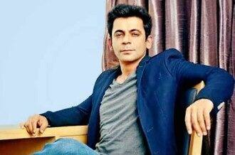 চিরাচরিত ভাবনার বাইরে গিয়েও কাজ করেছেন সুনীল গ্রোভার। মন্দিরা বেদীর সঙ্গে র‍্যাম্পে হেঁটেছেন শাড়ি পরে। প্রশংসাও পেয়েছেন প্রচুর।
