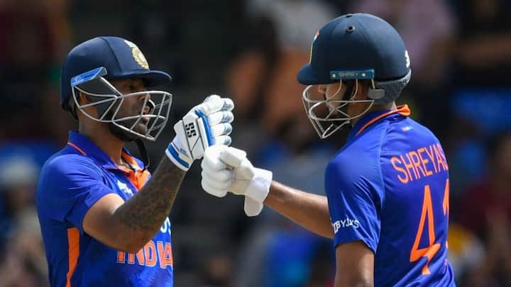 তবে রোহিত ফিরে যাওয়ার পর শ্রেয়স আইয়ার ও সূর্যকুমার যাদব ৮৬ রানের পার্টনারশিপে পরিস্থিতি সামলে নেন।