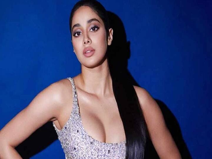 Janhvi Kapoor informs that she is more than open to do a Telugu or a Tamil Film Janhvi Kapoor: ரஹ்மான் சார் பாடல் ஒலிக்க.. ஐஸ்வர்யாராய் போல! கோலிவுட் எண்ட்ரி குறித்து மனம் திறந்த ஜான்வி!
