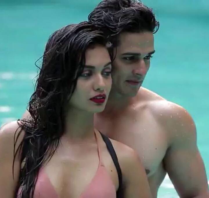 बिग बॉस के घर में जब प्रियांक शर्मा और बेनफ्शा सूनावाला के बीच क्लोजनेस बढ़ने लगी तो दिव्या अग्रवाल इससे खफा हो घईं. बिग बॉस 11 हाउस में दिव्या ने एंट्री ली और प्रियांक से ब्रेकअप कर लिया. जिसके बाद प्रियांक को फूटफूटकर रोते हुए देखा गया था.