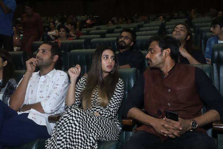 দেবাশিস বলছেন, 'জনির চরিত্রটা খুব একটা নায়োকচিত নয়। তার মধ্যে বিভিন্ন খামতি রয়েছে। সে লড়াই করে সবসময় জেতে না। জনি হেরে যায়, ভয় পায়, পিছিয়ে আসে, আবার লড়াই করে। আমার চোখে এরাই আসল নায়ক। যাঁরা সমাজের বিভিন্ন খারাপের বিরুদ্ধে প্রতিবাদ করে, জনি যেন তাদেরই প্রতিনিধি।'