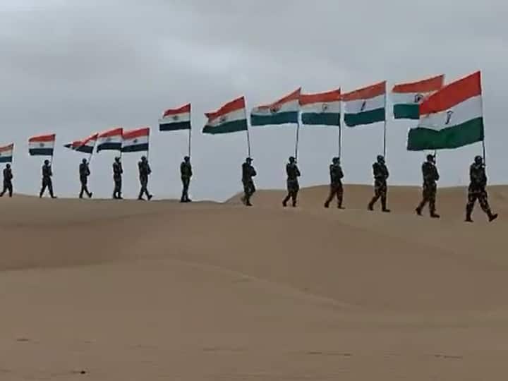 Rajasthan News Soldiers hoisted the tricolor on IndIa Pakistan border ann Har Ghar Tiranga: भारत-पाक सीमा के रेतीले टीलों पर जवानों ने फहराया तिरंगा, आजादी के 75 साल पूरे होने का मनाया जश्न