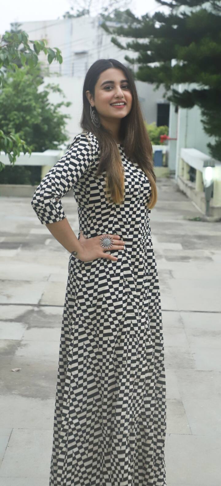 দেবাশিস বলছেন, 'স্বস্তিকা দীর্ঘদিন ধরে কাজ করছে। ও খুব সিরিয়াস অভিনেত্রী। আর যদি সহ অভিনেতা বা অভিনেত্রী মন দিয়ে অভিনয় করেন, তাতে যেমন বাকি অভিনেতাদের সুবিধা হয়, তেমনই ফ্লোরে খুব ভালো একটা কাজের পরিবেশ তৈরি হয়।'