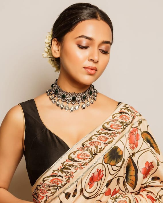 Image: 'Naagin' fame actress Tejasswi Prakash's adorable look; Saree looks special!