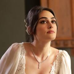 Esra Bilgic Photos: 'हलीमा सुल्तान' ने पानी में लगाई आग, लेटेस्ट तस्वीरों के ज़रिए ढा रही हैं कहर