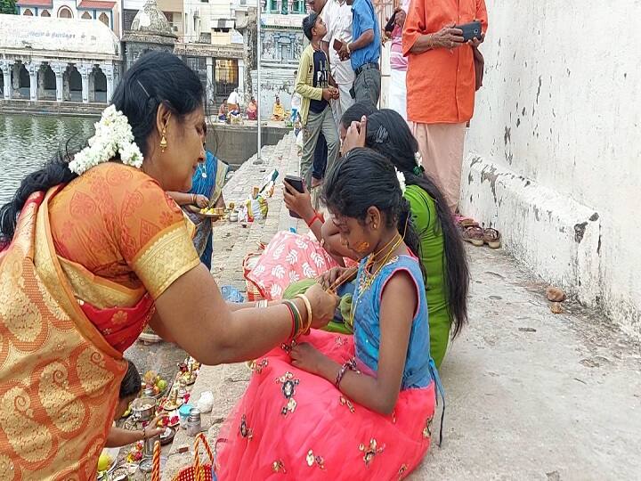 thiruvarur district aadi peruku festivel ஆடிப்பெருக்கு விழா: திருவாரூர் கமலாலயக் கரையில் பெண்கள் வழிபாடு..!