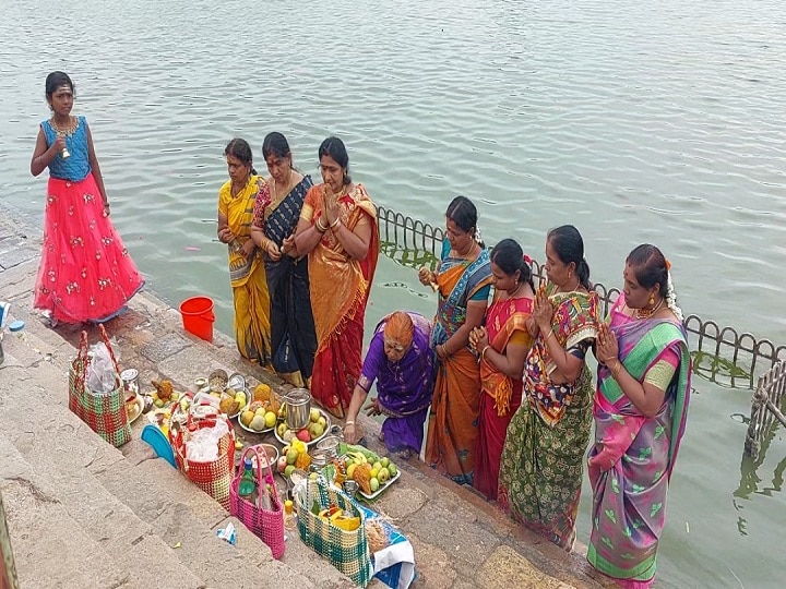 ஆடிப்பெருக்கு விழா: திருவாரூர் கமலாலயக் கரையில் பெண்கள் வழிபாடு..!