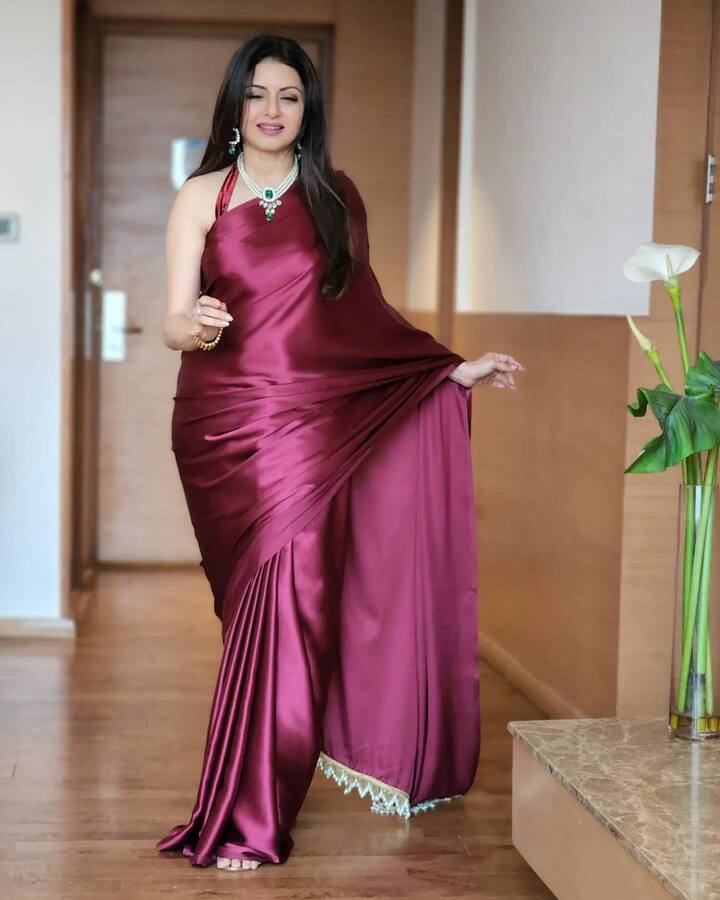 आता भाग्यश्रीने पुन्हा एकदा तिच्या लेटेस्ट लूकची झलक चाहत्यांना दाखवली आहे. यामध्ये तिने पर्पल कलरची साडी परिधान केलेली दिसत आहे.(फोटो सौजन्य :bhagyashree.online/इंस्टाग्राम)