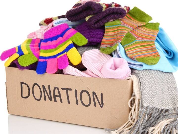 कपड़े - श्रावण में गरीब या जरूरतमंदों को वस्त्रों का दान करने से अक्षय पुण्य की प्राप्ति होती है. मान्यता है कि वस्त्र दान करने से मान-सम्मान में वृद्धि होती है. ऐसे लोगों पर भगवान शिव की विशेष कृपा दृष्टि होती है.