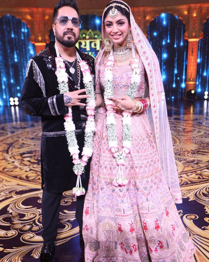 कई बार आकांक्षा पुरी का मीका सिंह के साथ नाम जुड़ चुका है. आकांक्षा, मीका की 12 सालों से दोस्त रही हैं. ऐसे में अब दोनों डेटिंग कर रहे हैं.