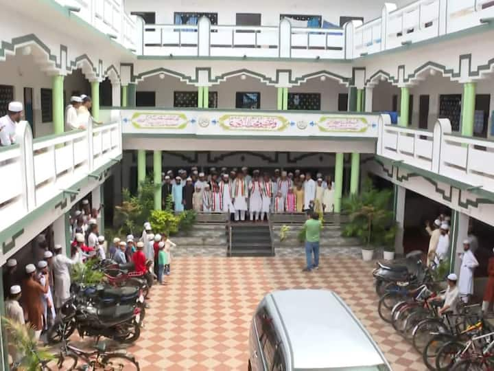 Azadi Ka Amrit Mohtsav national anthem And Tiranga Will Hoisted In UP Madrasas ANN Azadi Ka Amrit Mohtsav: बदल जाएगी यूपी के मदरसों की तस्वीर, स्वतंत्रता दिवस पर ये है सरकार का प्लान