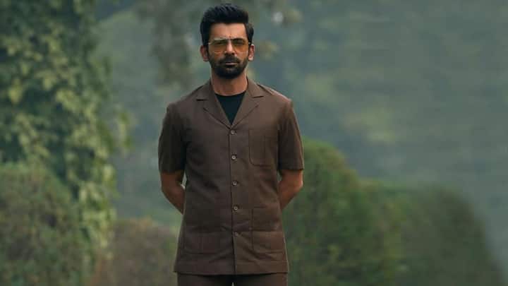ছোটপর্দায় জনপ্রিয়তা পাওয়ার আগে অজয় দেবগণ এবং কাজল অভিনীত Pyaar To Hona Hi Tha ছবিতে একটি ছোট্ট চরিত্রে দেখা গিয়েছিল সুনীল গ্রোভারকে।