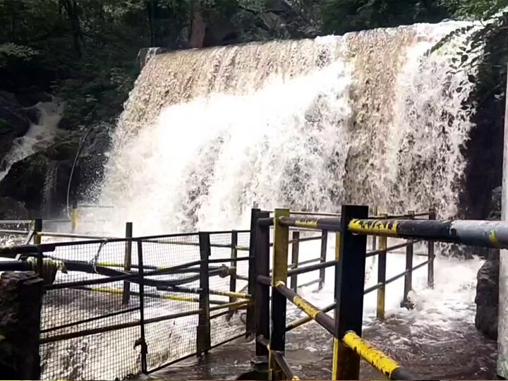 சுருளி அருவியில் வெள்ளப்பெருக்கு -  சுற்றுலா பயணிகளுக்கு தடை