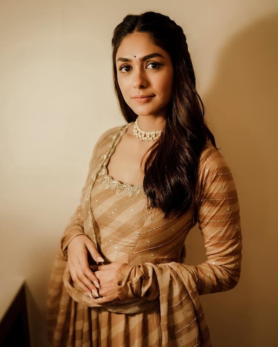 Mrunal Thakur Pics: Mrunal Thakur won the hearts of the fans in the traditional look, see photos
