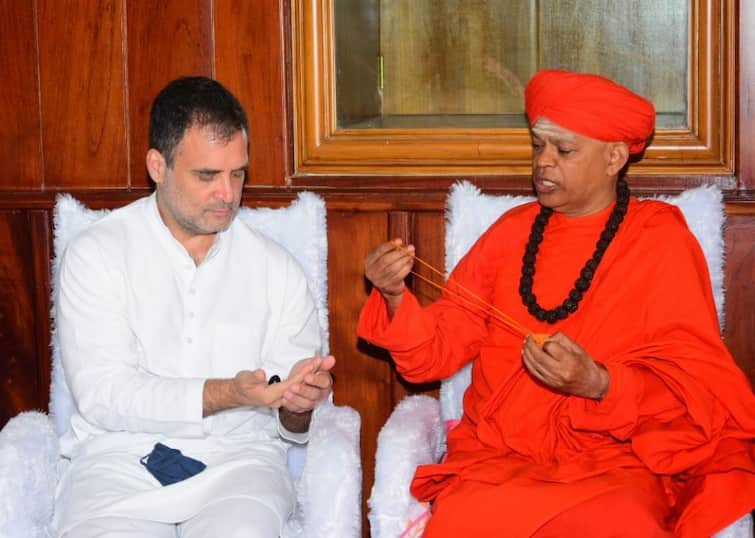 Congress leader Rahul Gandhi received  Linga Deeksha from Sri Murugha Math seer Dr Sri Shivamurthy Murugha Sharanaru Rahul Gandhi Deeksha: રાહુલ ગાંધીનો માસ્ટર સ્ટ્રોક, ભાજપ શાસિત કર્ણાટકમાં લિંગાયત સંપ્રદાયની દીક્ષા લઈ કંઠી બાંધી
