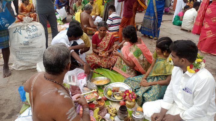 ஆடிப்பெருக்கு திருவிழா:  காவிரி, கொள்ளிடம் ஆற்றில் குவிந்த மக்கள்..!