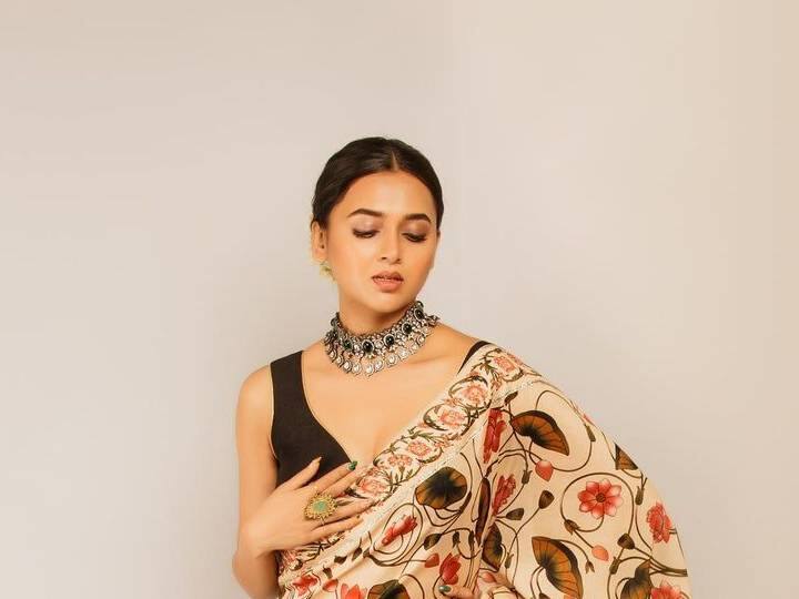 तेजस्वीने आपल्या लेटेस्ट फोटोशूटने पुन्हा एकदा सर्वांचे होश उडवले आहेत. या नव्या फोटोमध्ये तेजस्वी साडीमध्ये दिसत आहे. लूक पूर्ण  करण्यासाठी तिने हलका मेकअप केला आहे. (फोटो सौजन्य : tejasswiprakash/इंस्टाग्राम)