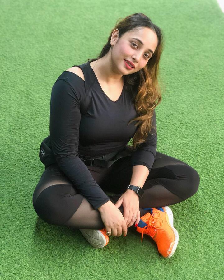 इन तस्वीरों में रानी चटर्जी ब्लैक जिम वियर में फर्श पर बैठकर  पोज देती नजर आ रही हैं.