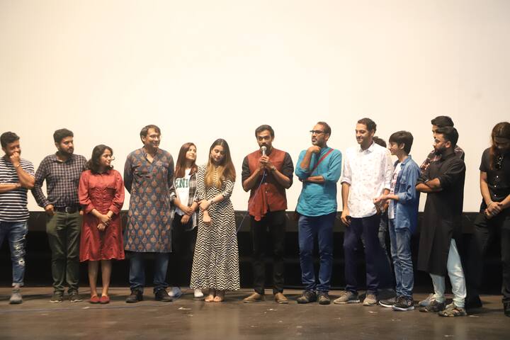 এই গল্পে ভরপুর অ্যাকশন রয়েছে। সেই অভিজ্ঞতা কেমন? দেবাশিস বলছেন, 'আমি দীর্ঘদিন থিয়েটার করেছি। আর মার্শাল আর্টেরও শিক্ষা রয়েছে আমার। ফলে কোনও সমস্যা হয়নি সিনগুলো করতে। একবার খালি সেটে একটা দুর্ঘটনা ঘটে। কাচ ভেঙে হাতে ঢুকে যায়। পাঁচটা সেলাই পড়ে। ২দিন শ্যুট করতে পারিনি। তবে যে কোনও অ্যাকশন সিকোয়েন্সে অভিনয় আমি বেশ উপভোগ করি।'