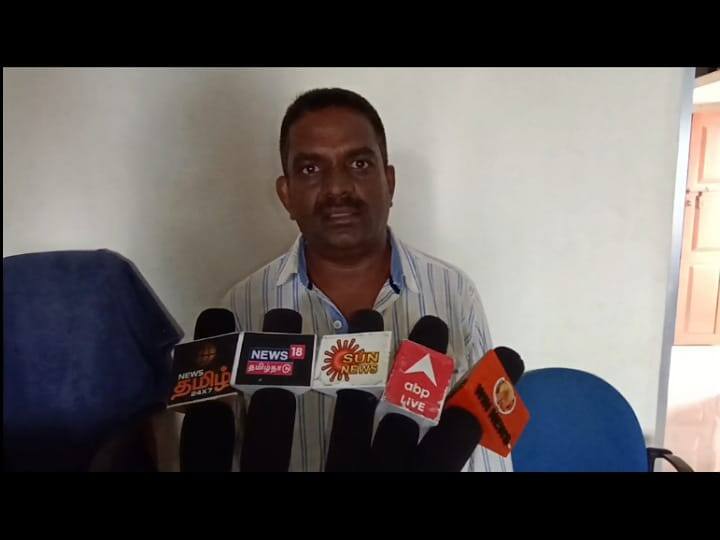 Karur: Social activists have alleged that forest officials are cutting down teak trees கரூரில் வனத்துறை அதிகாரிகள் தேக்கு மரங்களை வெட்டுவதாக சமூக ஆர்வலர்கள் குற்றச்சாட்டு