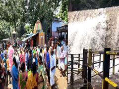 தேனி: ஆடிப்பெருக்கையொட்டி சுருளி அருவியில் குவிந்த  பக்தர்கள்; குளிக்க தடை விதித்ததால் ஏமாற்றம்