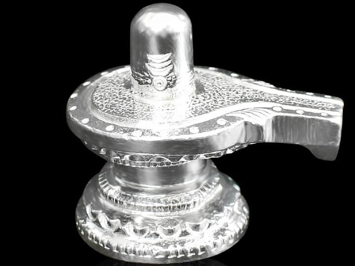 चांदी - शास्त्रों के अनुसार सावन में चांदी का दान करने से कालसर्प दोष से राहत मिलती है. चांदी की वस्तु दान करने से सफलता के मार्ग खुलते हैं.