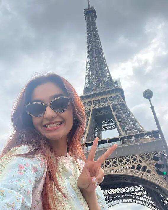 ਇਨ੍ਹਾਂ ਤਸਵੀਰਾਂ 'ਚ ਅਨੁਸ਼ਕਾ ਸੇਨ ਸ਼ਾਰਟ ਪ੍ਰਿੰਟਿਡ ਡਰੈੱਸ ਪਹਿਨੀ ਨਜ਼ਰ ਆ ਰਹੀ ਹੈ। ਅਭਿਨੇਤਰੀ ਨੇ ਗੋਗਲਸ ਨਾਲ ਆਪਣਾ ਲੁੱਕ ਪੂਰਾ ਕੀਤਾ।