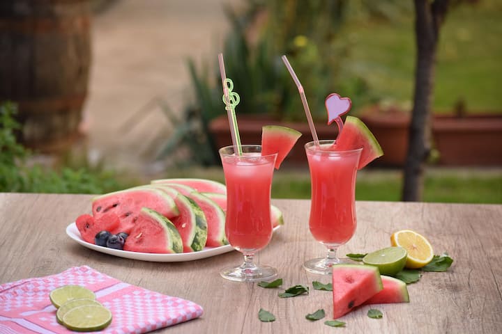 এবার আসা যাক ঋতু অনুযায়ী আম, আনারস, তরমুজ, লেবুর কথায়। এই প্রত্যেকটাই আপনাকে হাইড্রেটেড রাখবে। তবে যদি সব কিছুর নিঁখুত মিশেল করে পানীয় বানানো যায় তবে।