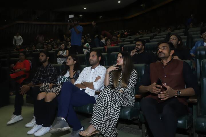 গোটা ওয়েব সিরিজ ১২ দিনে শ্যুটিং হয়েছে বলে জানিয়েছেন দেবাশিস। আর তাই স্বস্তিকার সঙ্গে দৃশ্য নিয়ে বেশি আলোচনা করারও সুযোগ পাননি তিনি। সামান্য আলোচনাতেই অভিনয় করে ফেলতে হয়েছে।