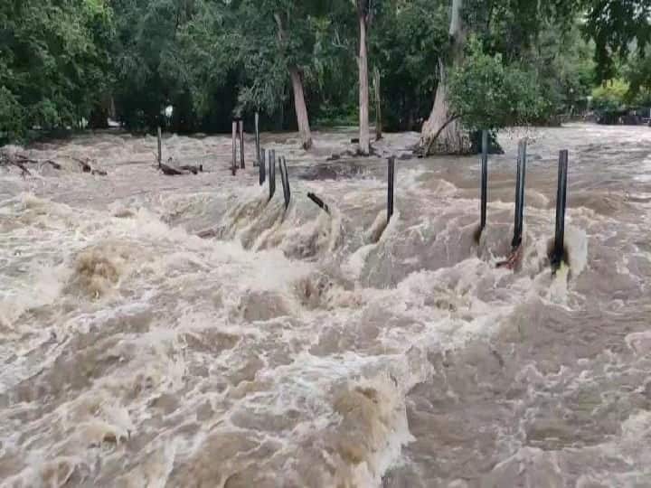 hogenakkal Cauvery river increase water flow flood warning for the coastal people ஒகேனக்கல் காவிரி ஆற்றில் நீர்வரத்து அதிகரிப்பு - கரையோர மக்களுக்கு வெள்ள அபாய எச்சரிக்கை