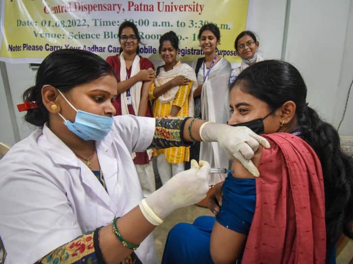 India Corona Cases: India covid-19 vaccination crossed 215 crore mark know how much cases reported in 24 hours India Corona Cases Today: ભારતમાં કોરોના રસીકરણનો આંકડો 215 કરોડને પાર, જાણો આજે કેટલા નોંધાયા કેસ