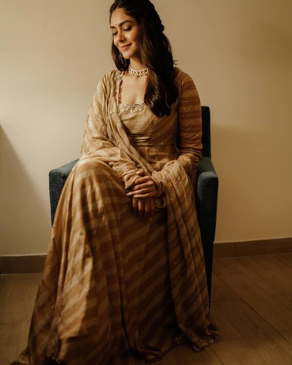 Mrunal Thakur Pics: Mrunal Thakur won the hearts of the fans in the traditional look, see photos