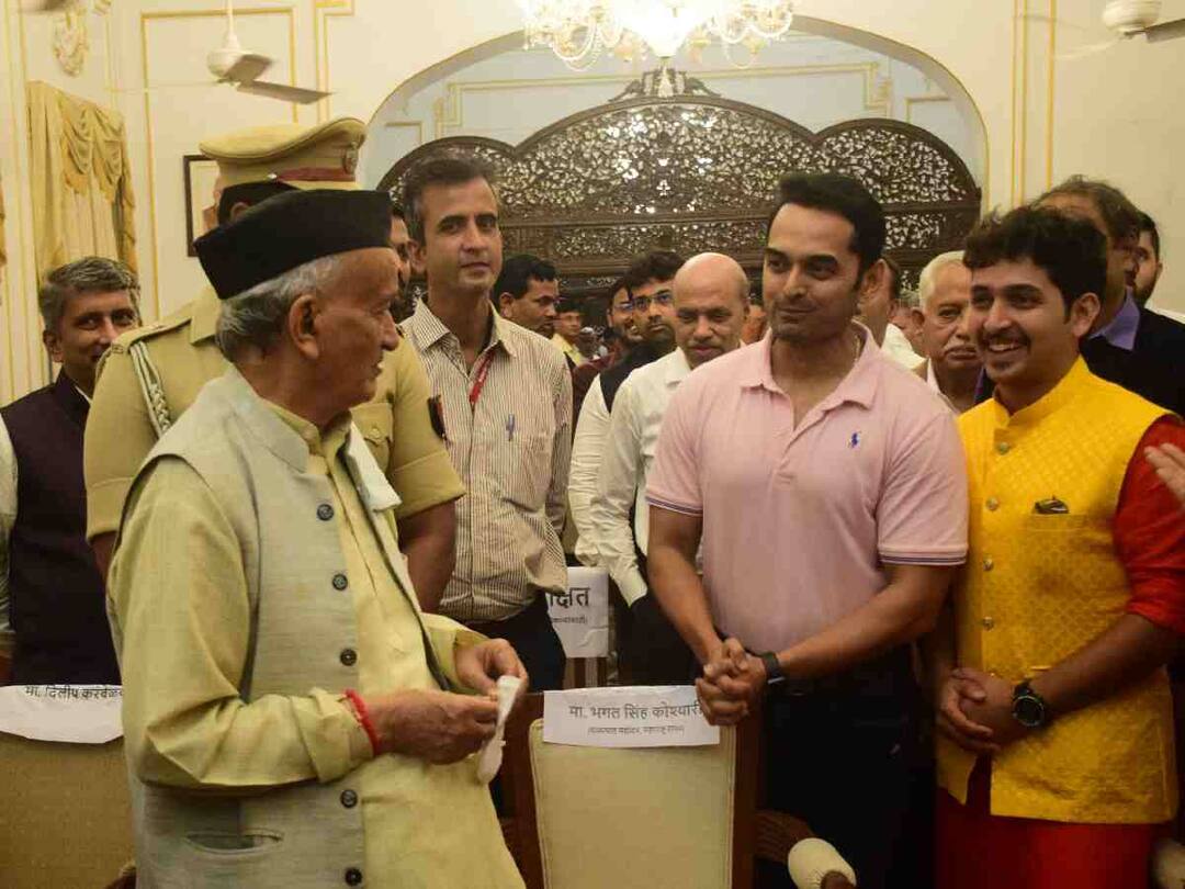 Kaljayi Savarkar A short film show was held in the presence of the Governor Bhagat Singh Koshyari Kaljayi Savarkar : राजभवनात घुमले सावरकरांच्या 'कालजयी' विचारांचे सूर, राज्यपालांच्या प्रमुख उपस्थितीत पार पडला लघुपटाचा शो!
