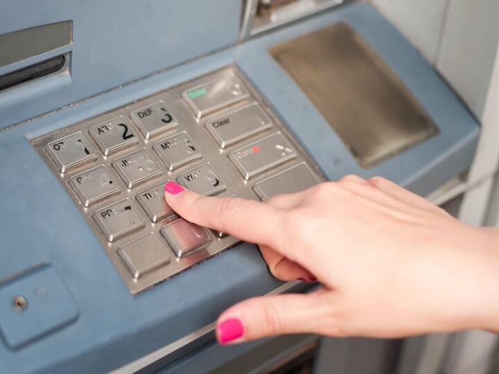 ATM Cash Withdrawal: RBI की गाइडलाइन के मुताबिक जिस बैंक के एटीएम से पैसा निकला है वह बैंक नोट बदलने से इनकार नहीं कर सकता है. ऐसा करने पर आरबीआई उस बैंक पर 10,000 रुपये तक का जुर्माना लग सकता है.