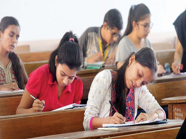 Gwalior News: A girl student caught copying during bed examination News: પરીક્ષા પાસ કરવા વિદ્યાર્થીનીએ અપનાવી એવી તરકીબ, જાણીને તમે પણ માથુ ખંજવાળશો...........