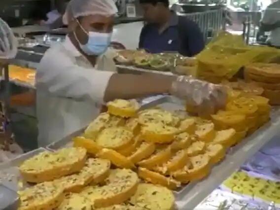 ਉੱਤਰ ਪ੍ਰਦੇਸ਼ ਦੇ ਆਗਰਾ 'ਚ ਰੱਖੜੀ ਲਈ 'ਗੋਲਡਨ ਘੇਵਰ' ਨਾਂ ਦੀ ਮਿਠਾਈ ਵਿਸ਼ੇਸ਼ ਤੌਰ 'ਤੇ ਬਣਾਈ ਜਾ ਰਹੀ ਹੈ।