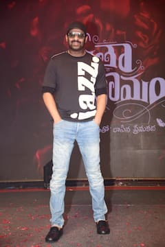 Prabhas: 'సీతారామం' ప్రీరిలీజ్ ఈవెంట్ లో ప్రభాస్ స్టైలిష్ లుక్!