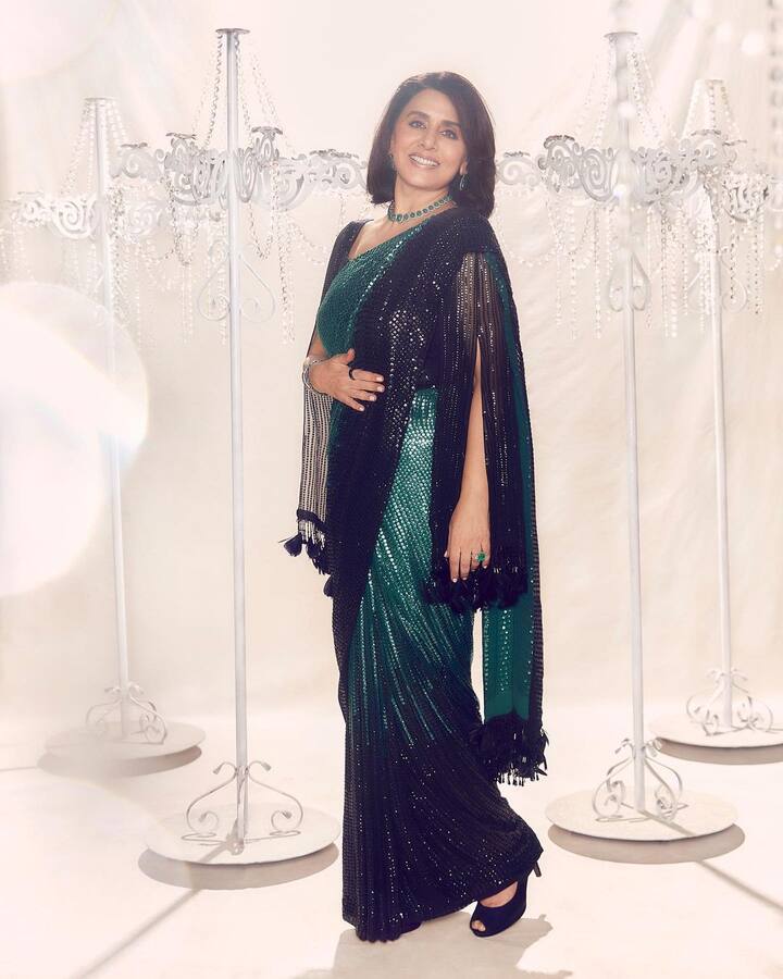 नीतू कपूर (Neetu Kapoor) ने कुछ देर पहले इंस्टाग्राम पर साड़ी में अपनी बेहद खूबसूरत फोटोज शेयर की हैं. मनीष मल्होत्रा की डिजाइनर साड़ी में नीतू बेहद हसीन लग रही हैं.