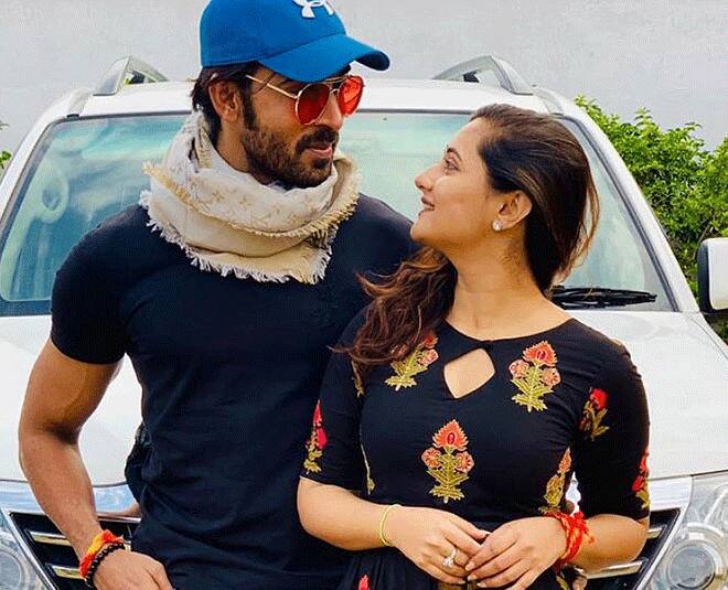 बिग बॉस में जब रश्मि देसाई के बाद अरहान खान की एंट्री हुई थी तो दोनों में शुरुआती दिनों में काफी प्यार देखने को मिला. लेकिन सलमान खान के एक खुलासे के बाद टीवी पर ही दोनों ने एक दूसरे पर खूब किचड़ उछाले. शो से बाहर आने के बाद भी एक दूसरे पर बयानबाजी करते दिखे.