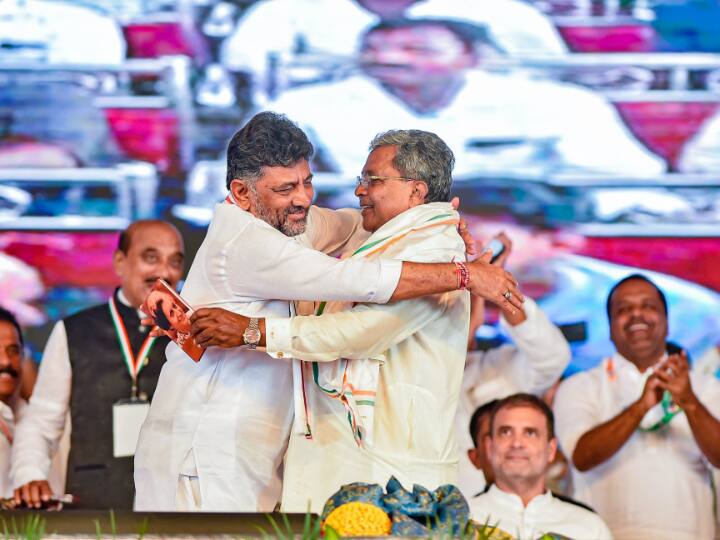 DK Shivakumar hugs Siddaramaiah and congratulate on his birthday Rahul Gandhi says I am happy Karnataka Politics: शिवकुमार ने सिद्धारमैया को गले लगाकर दी जन्मदिन की बधाई, राहुल गांधी बोले- मैं प्रसन्न हुआ