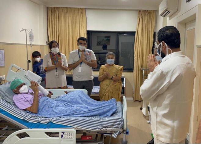 CM Eknath Shinde meets Dr. Prakash Amte during Pune visit and inquired about his health पुणे दौऱ्यात मुख्यमंत्र्यांकडून डॉ. प्रकाश आमटे यांची भेट, रुग्णालयात जाऊन प्रकृतीची विचारपूस