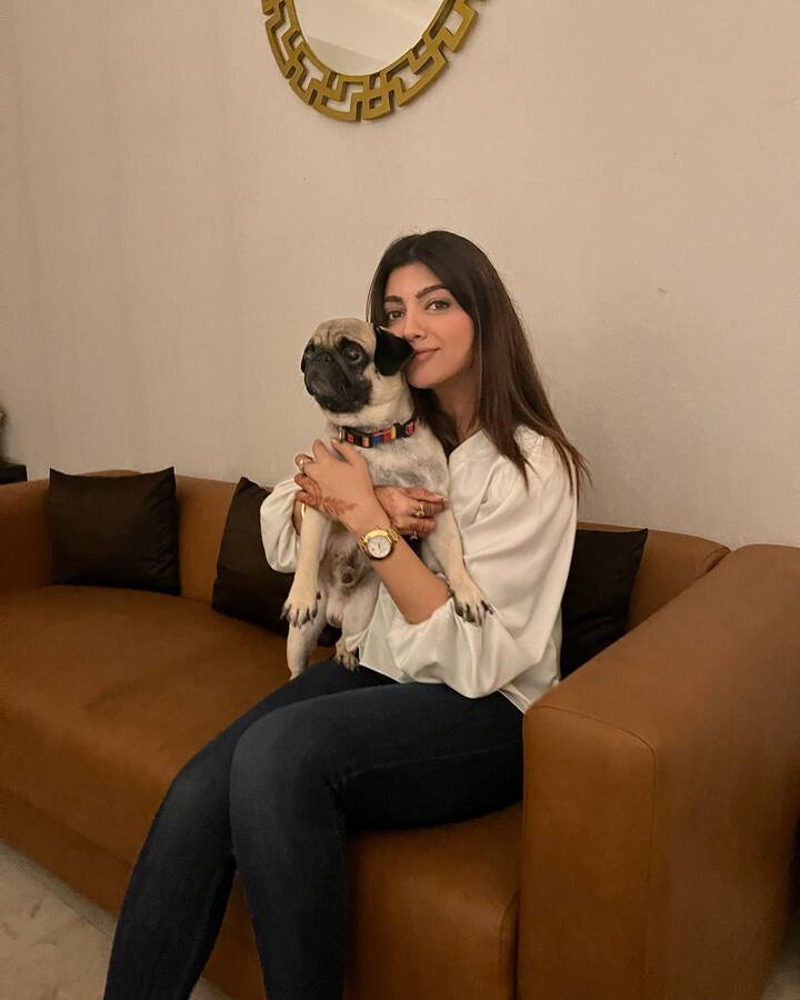 हाल ही में, आकांक्षा पुरी ने इंस्टाग्राम अकाउंट पर कुछ तस्वीरें शेयर की हैं, जिसमें वह मीका सिंह की ‘जान’ यानी पालतू डॉगी के साथ खेलती हुई नजर आ रही हैं.