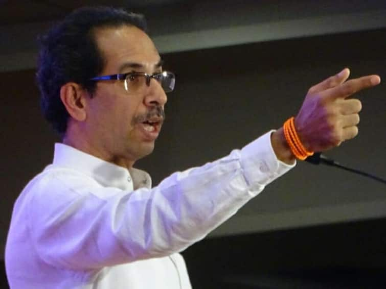 Maharashtra Uddhav Thackeray Slams rebel mla in mumbai gulabrao patil Shivsena Uddhav Thackeray : नागाला कितीही निष्ठेचं दूध पाजलं तरीही तो चावतोच, बंडखोरांवर उद्धव ठाकरेंची जहरी टीका