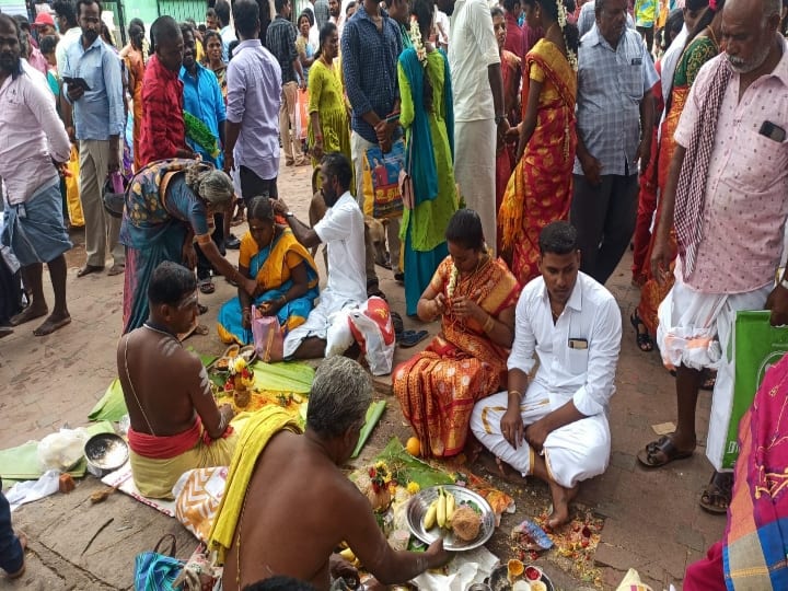 Tamilnadu is celebrating Aadiperu festival today Aadiperukku festival: ஆனந்தமாய் மஞ்சள் கயிறுடன் ஆசை கணவனுக்காக... பயிர்கள் செழிக்க... இன்று ஆடிப்பெருக்கு விழா!