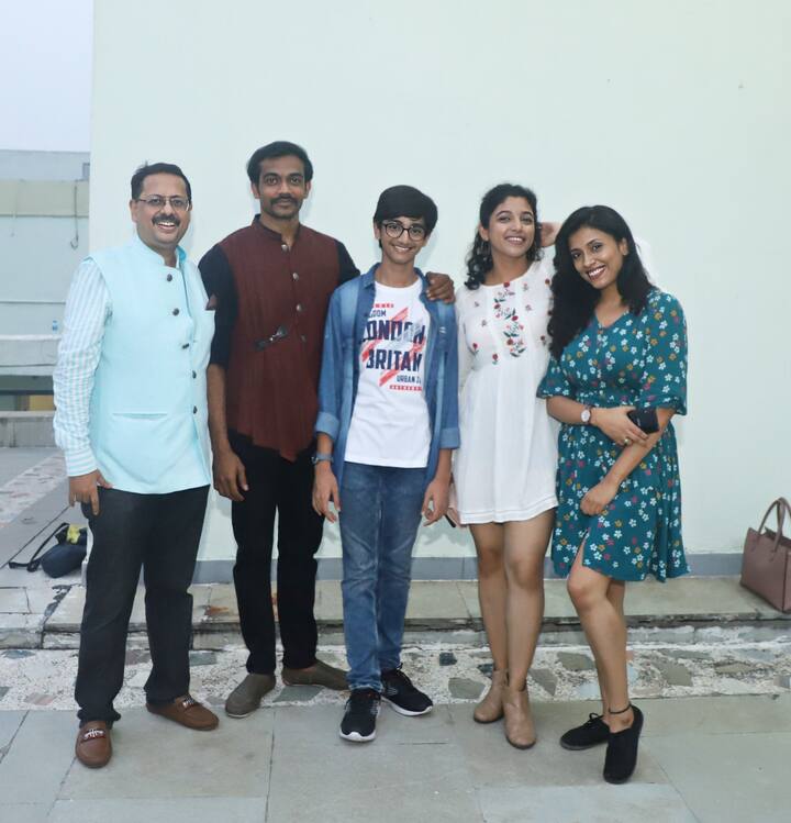 গল্পে দেবাশিসের চরিত্র একজন এমন পুলিশ অফিসারের, যে একটা আদর্শ নিয়ে পুলিশের চাকরিতে এসেছেন। তাঁর চোখে অনেক স্বপ্ন, কিন্তু পরিস্থিতিটা বেশ আলাদা। পুলিশের ওপর রাজনীতির প্রভাব, ঘটে যাওয়া অন্যায়, সবকিছুর বিরুদ্ধে রুখে দাঁড়াতে চায় সে। পরিস্থিতির দোটানা, ভয়, সব মিলিয়ে অদ্ভুত এক দোলাচলে পড়ে সে।