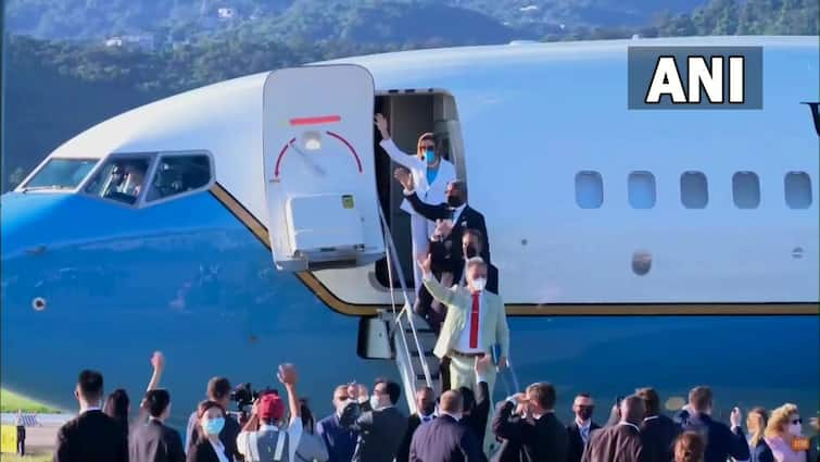 Nancy Pelosi Leaves From Taiwan Speaker of the American Parliament Nancy Pelosi leaves for South Korea Nancy Pelosi Leaves From Taiwan : अमेरिकेन संसदेच्या अध्यक्षा नॅन्सी पेलोसी दक्षिण कोरियाकडे रवाना