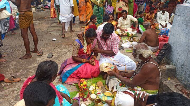 Trichy: aadipperukku thiruvizha People gathered in Kaveri and Kollidam river for the flood ஆடிப்பெருக்கு திருவிழா:  காவிரி, கொள்ளிடம் ஆற்றில் குவிந்த மக்கள்..!