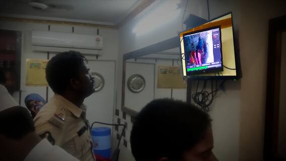 Dachepalli Theft : కస్టమర్స్ లా వచ్చి వామ్మో వీళ్లేం చేశారో చూడండి..! | ABP Desam